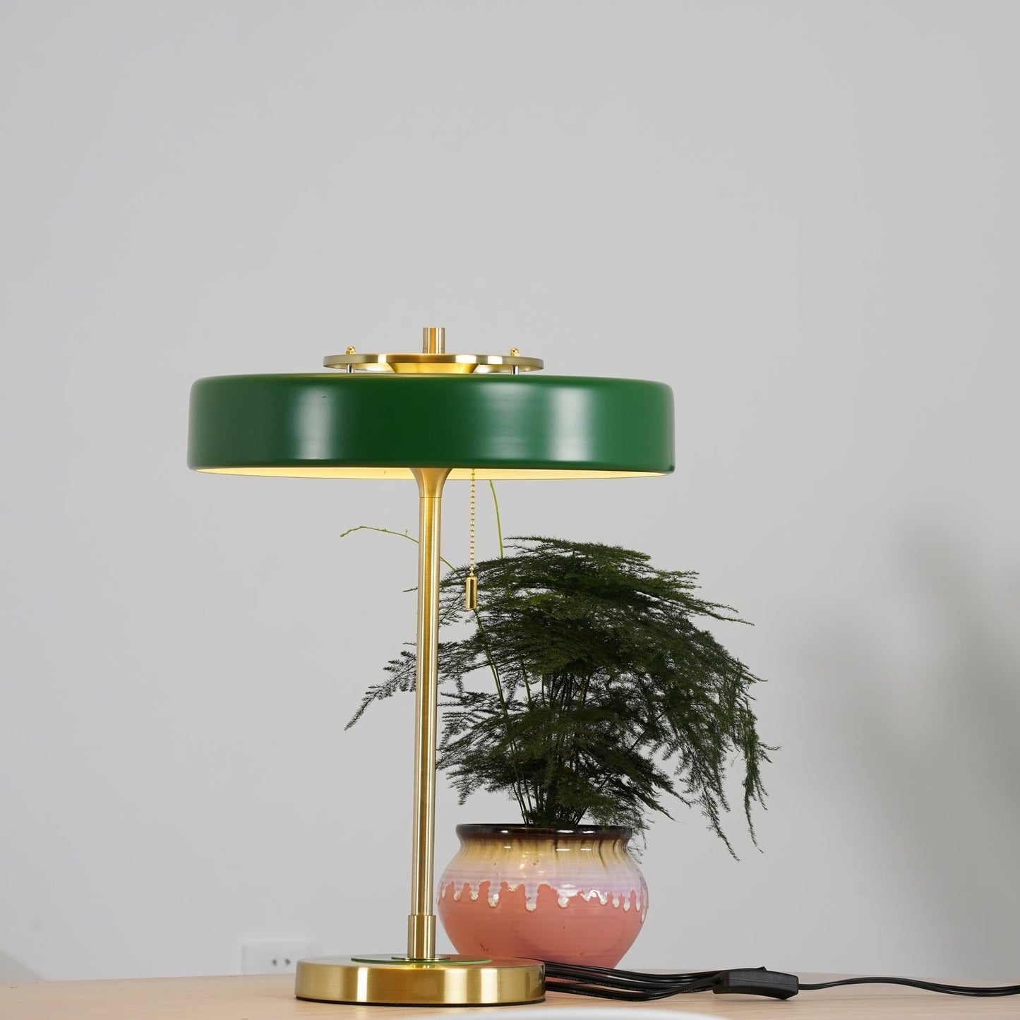 ElegantGlow – Lampada da Tavolo in Metallo e Acrilico Senza Tempo