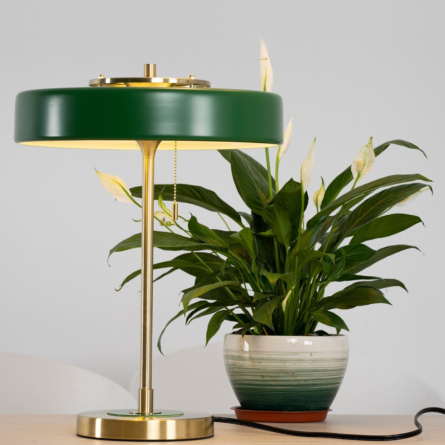 ElegantGlow – Lampada da Tavolo in Metallo e Acrilico Senza Tempo