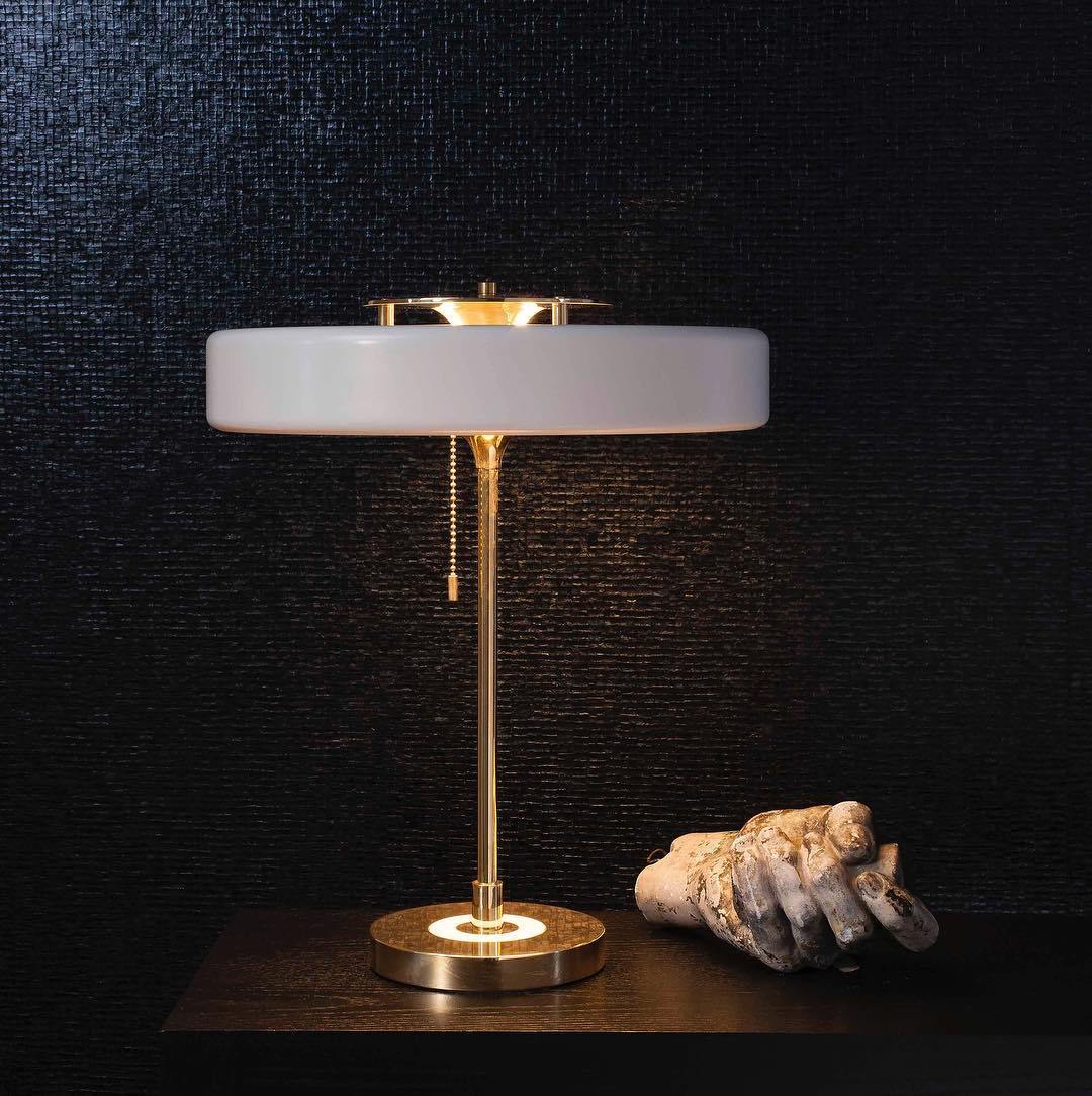 ElegantGlow – Lampada da Tavolo in Metallo e Acrilico Senza Tempo