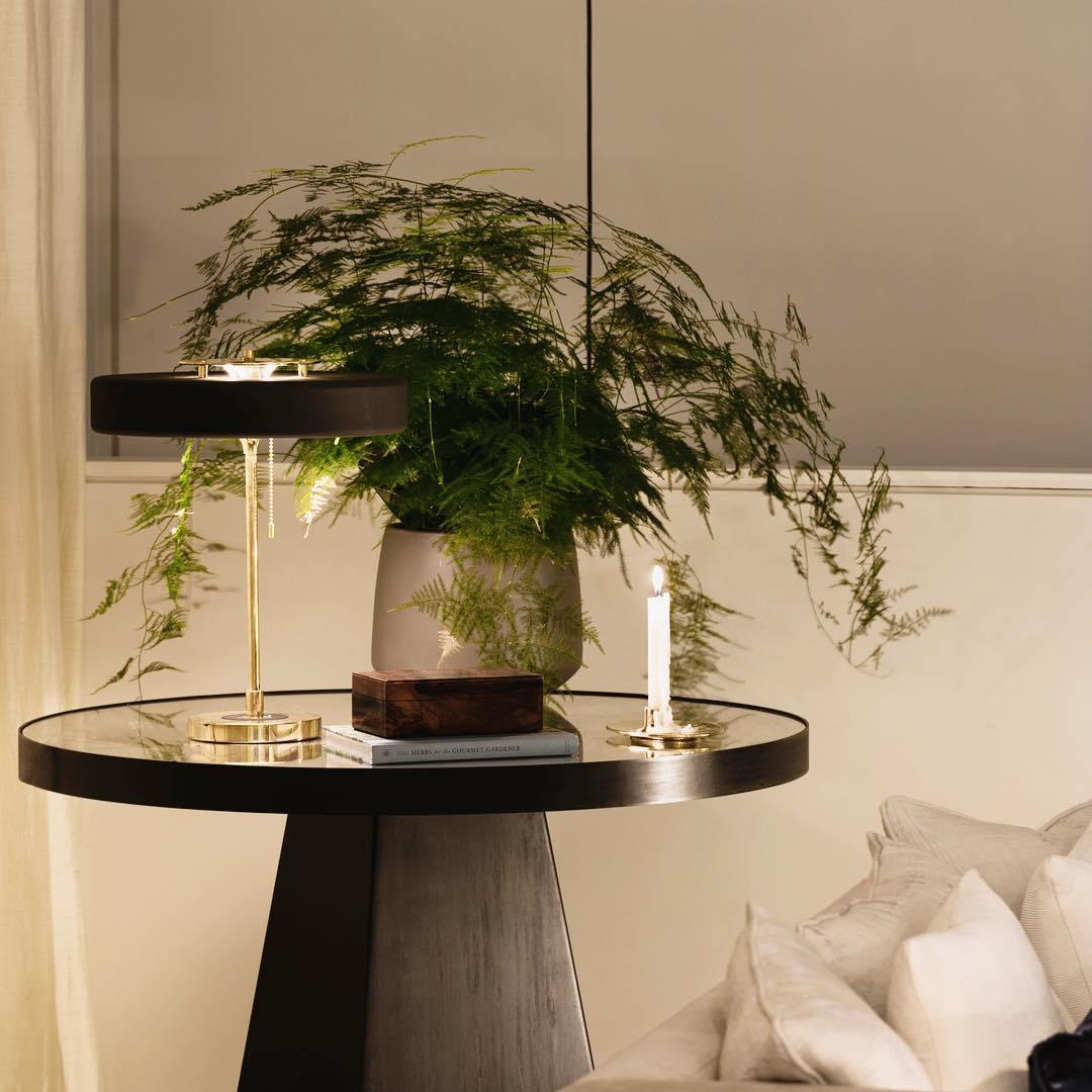 ElegantGlow – Lampada da Tavolo in Metallo e Acrilico Senza Tempo