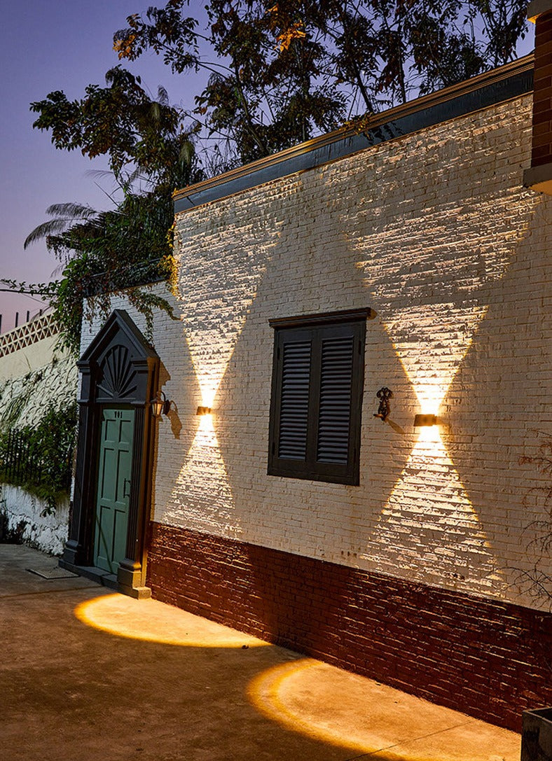 SolarRay – Sleek Solar Wall Lamp for Stylish Exteriors