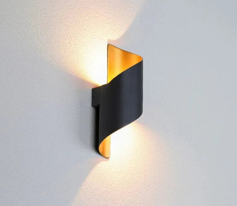 IronEdge – Lámpara de Pared Moderna Fabricada en Hierro y Acrílico