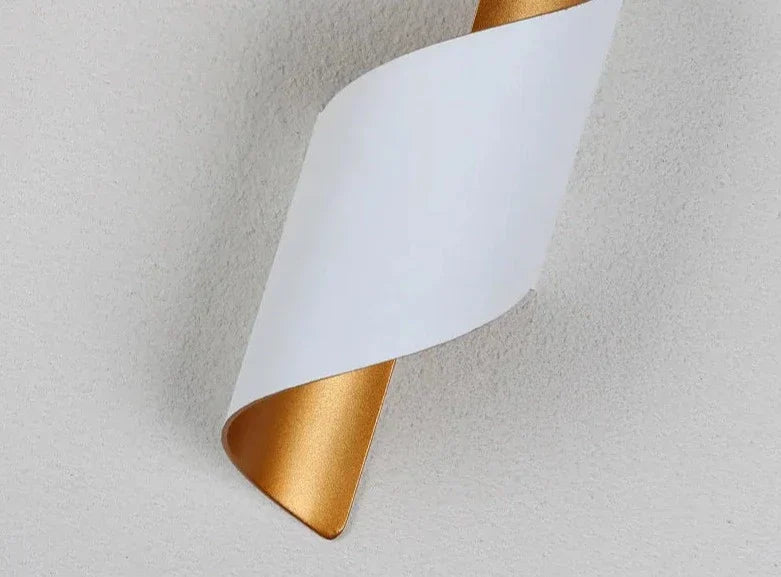IronEdge – Lámpara de Pared Moderna Fabricada en Hierro y Acrílico