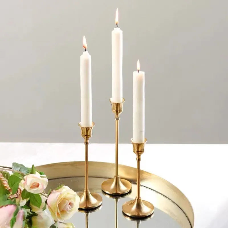 DreamLight – Elegantes Portavelas Dorados