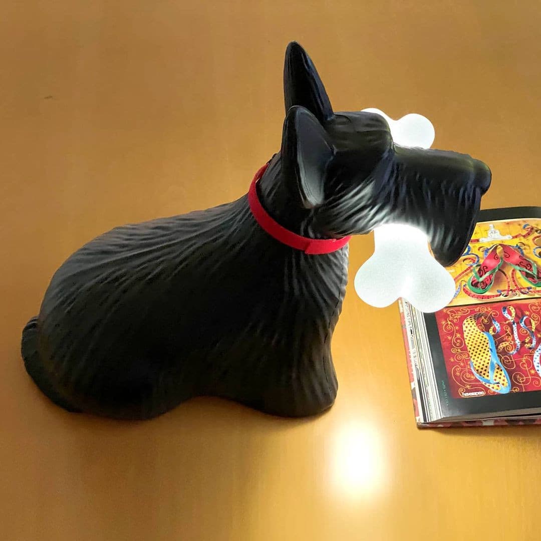 PuppyShine – Lampada da tavolo LED con Scottie Dog giocoso