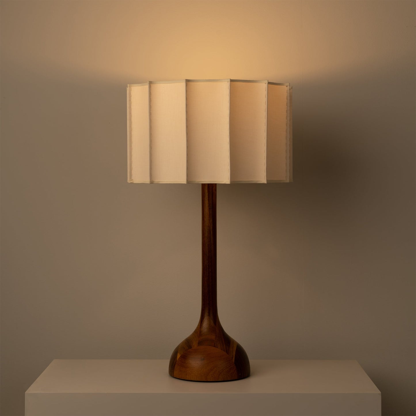GlowNest – Lampada da Tavolo Elegante con Atmosfera Calda