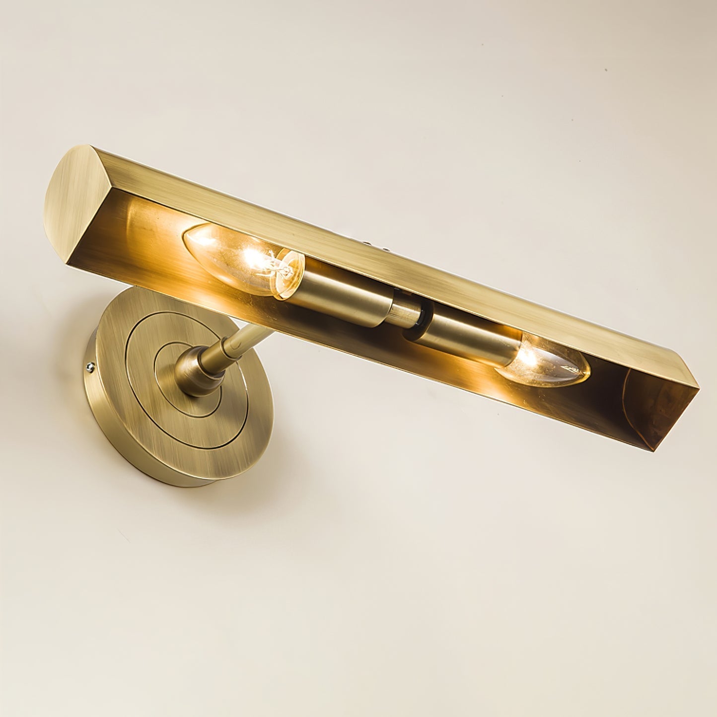 TimelessLume – Lámpara de Pared de Oro Lujo para Interiores Clásicos
