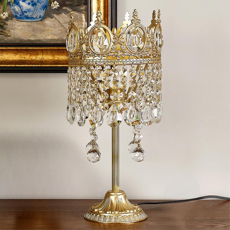 GleamAura – Elegante Lampada da Tavolo in Cristallo con Base Dorata