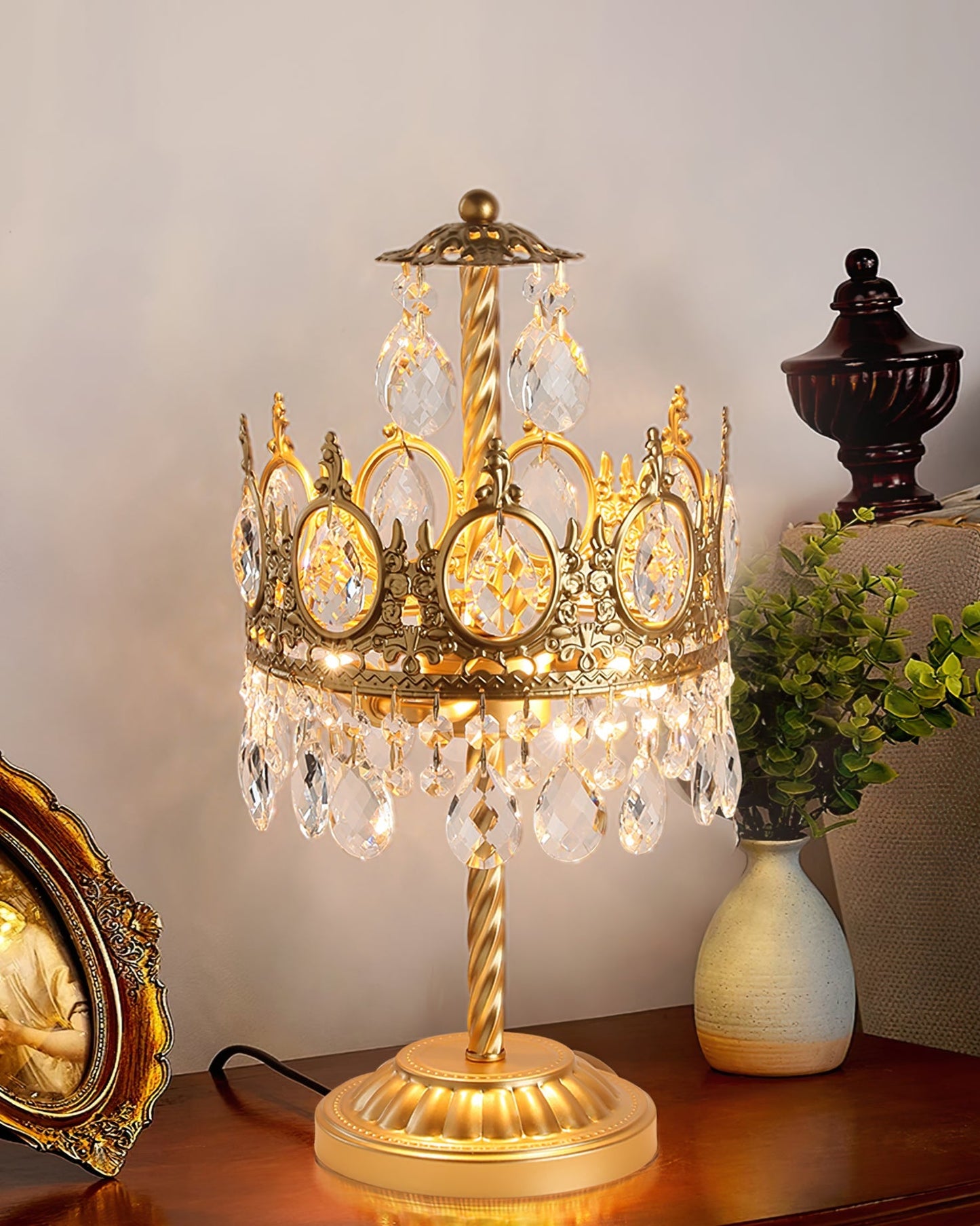 GleamAura – Elegante Lampada da Tavolo in Cristallo con Base Dorata