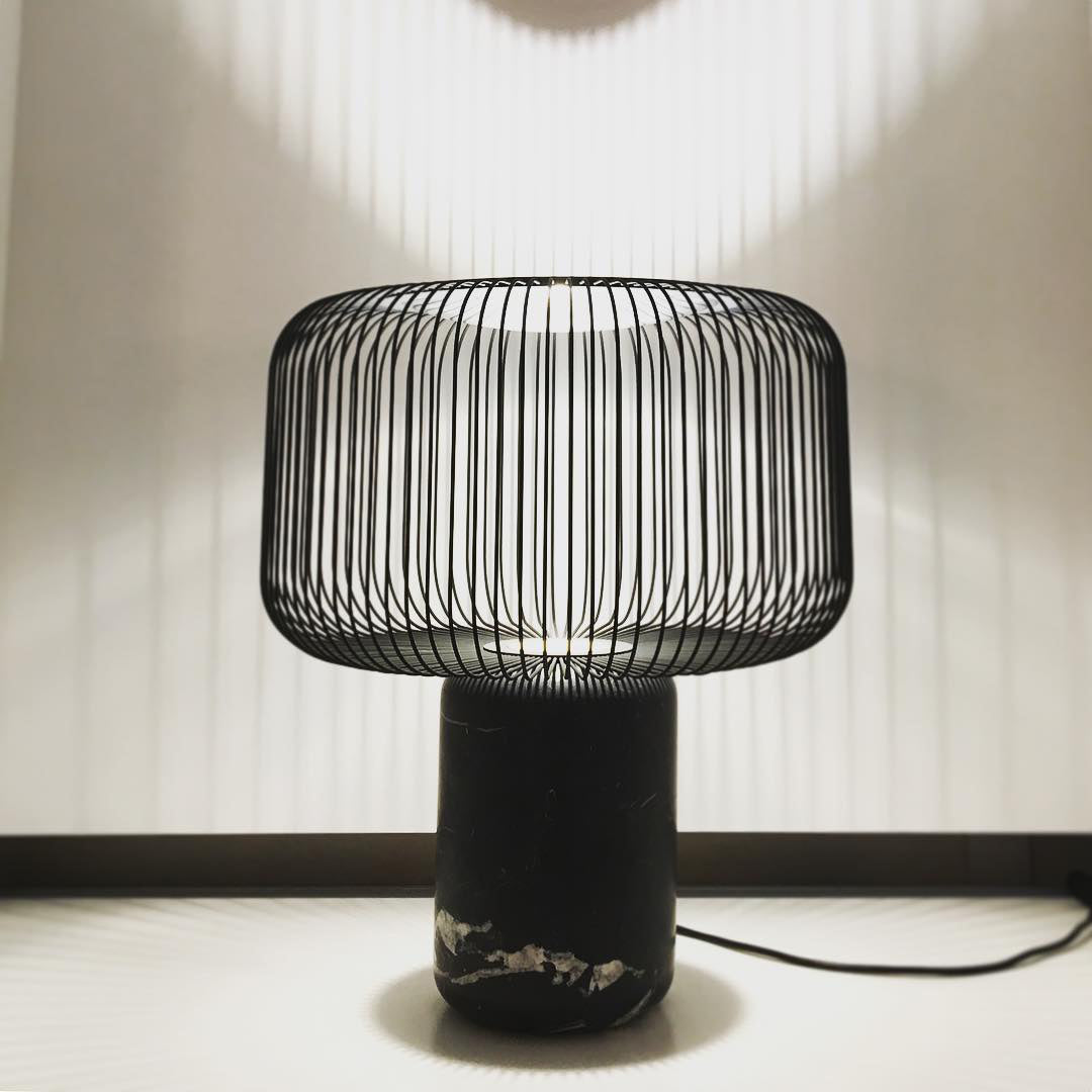 KeshiBeam - Elegant Table Lamp with Sleek Base and Subtle Glow