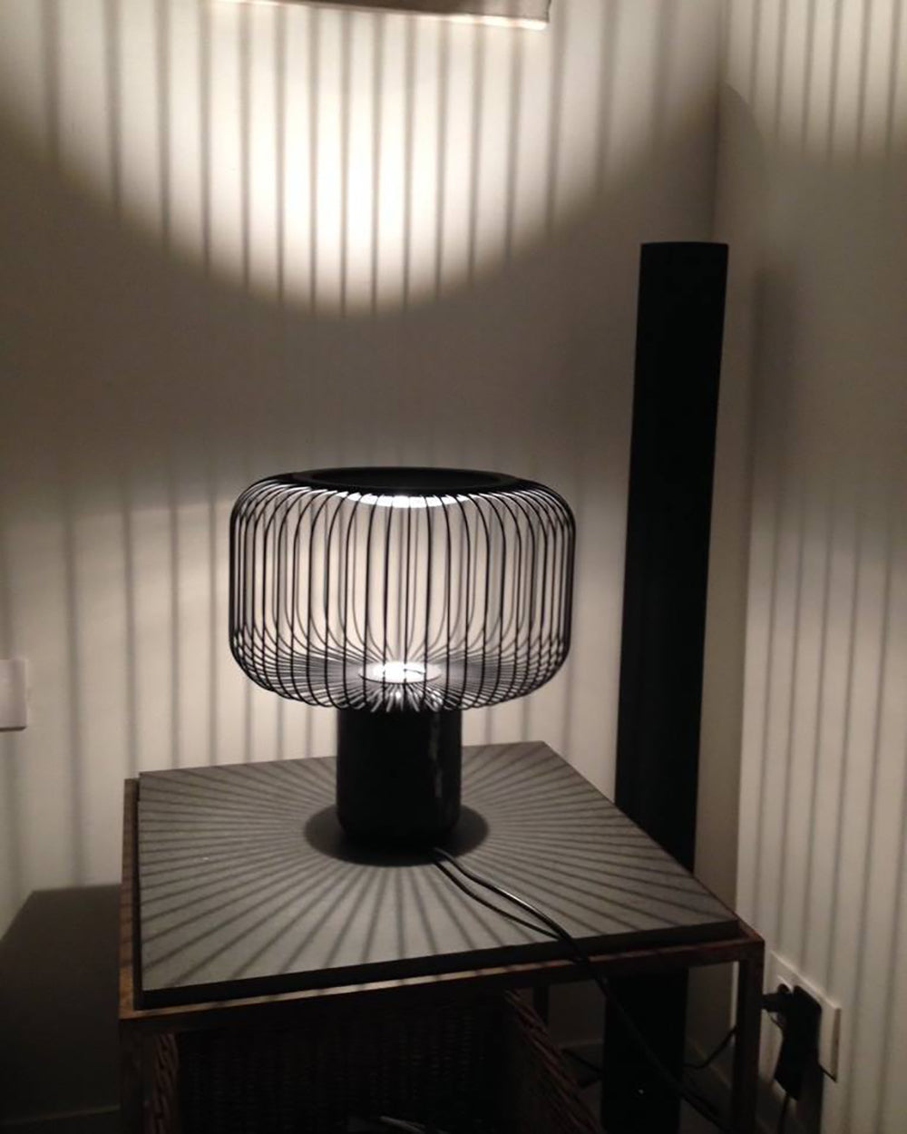 KeshiBeam - Elegant Table Lamp with Sleek Base and Subtle Glow
