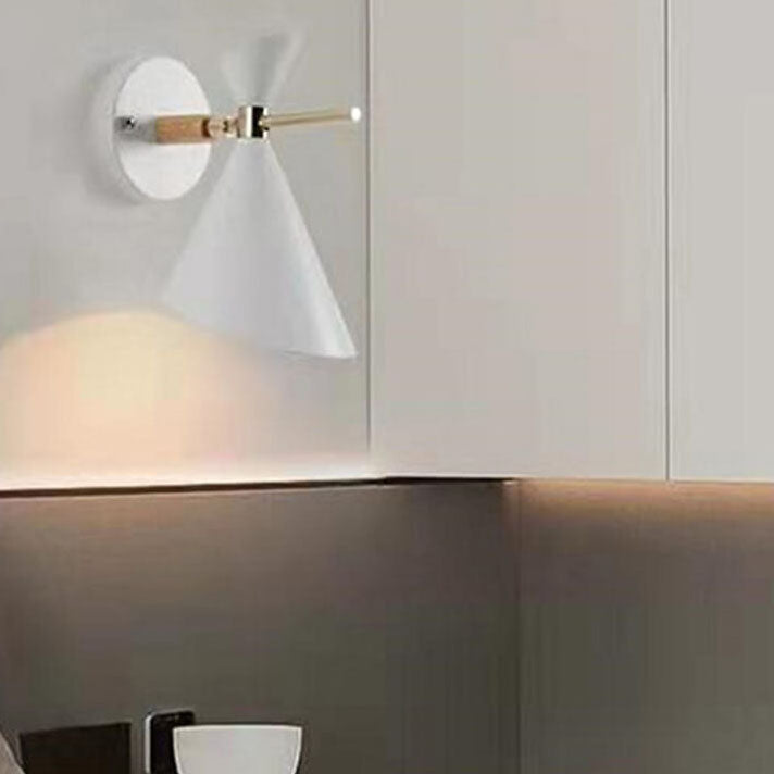 EleganceLume – Minimalist Horn Wall Lamp