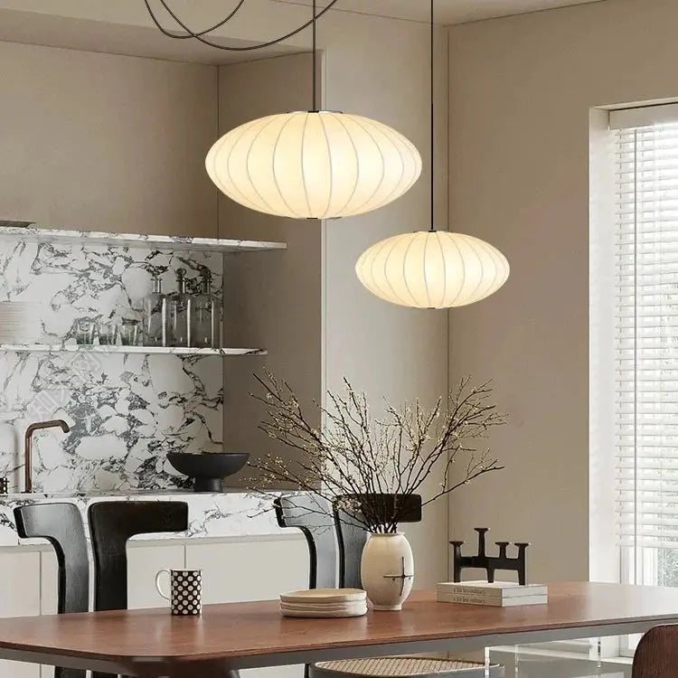 Suspension Serenity Glow montée au-dessus d’une table basse