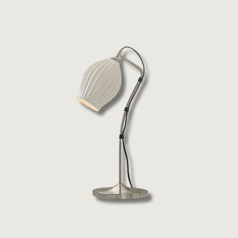 LumeCurve – Lámpara de Mesa de Cerámica Elegante con Textura Estriada