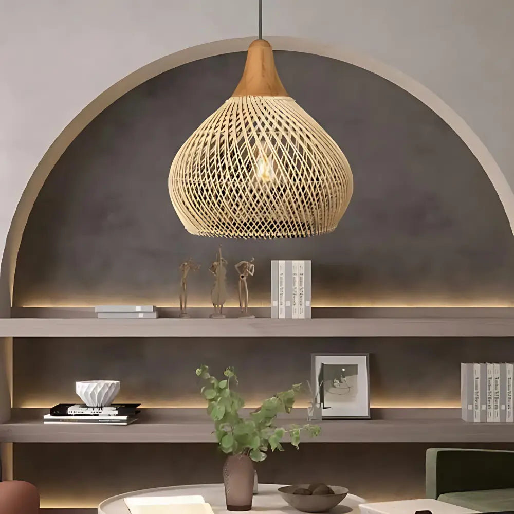 Lampe artisanale en rotin Sunwoven posée sur une table en bois