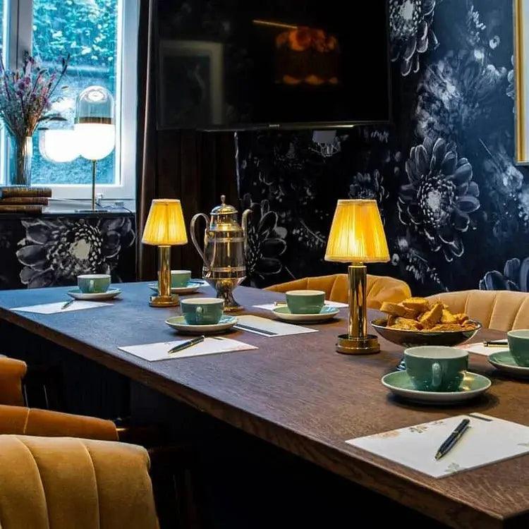 ShineBeam - Design Chic della Lampada da Tavolo Wireless