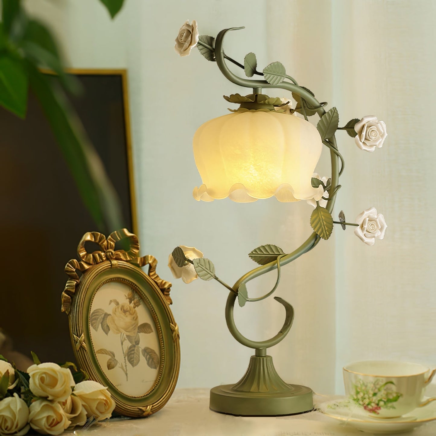 CurvaLight - Table Lamp with Smooth Curve and Simple Flat Base