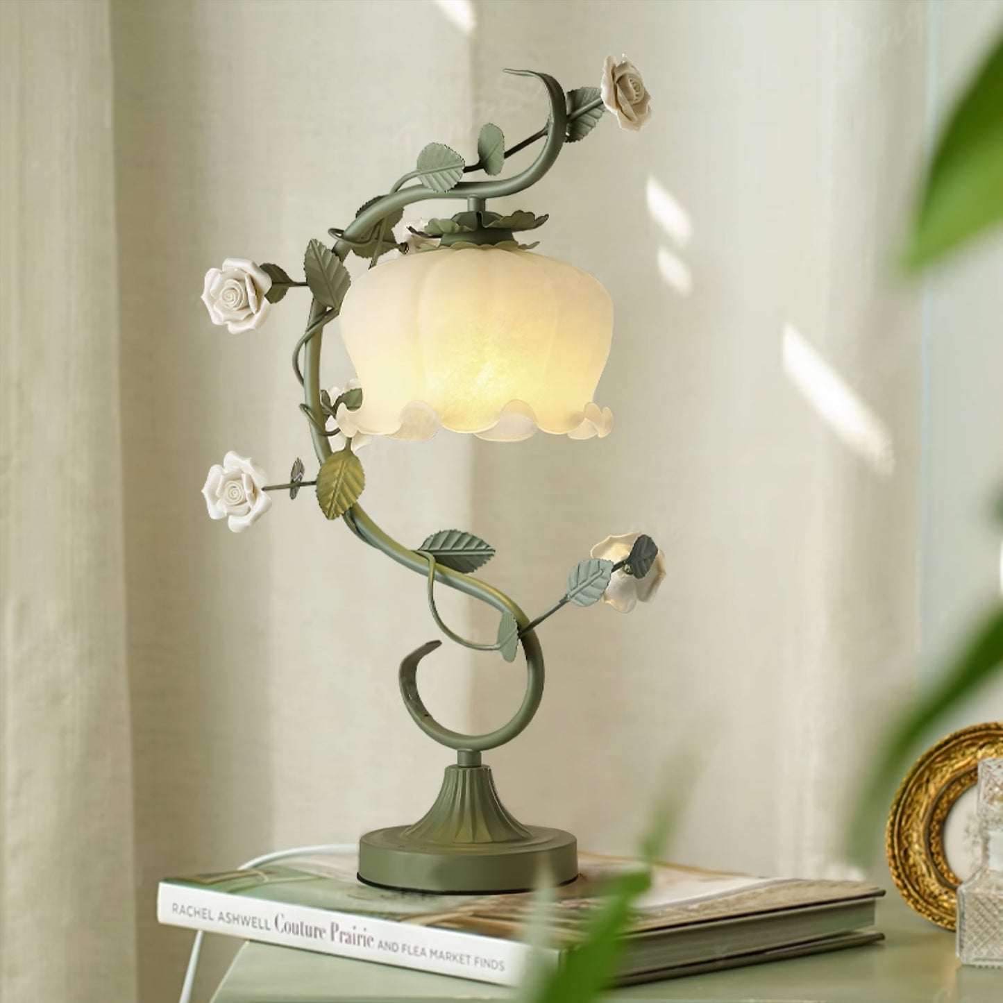 CurvaLight - Table Lamp with Smooth Curve and Simple Flat Base
