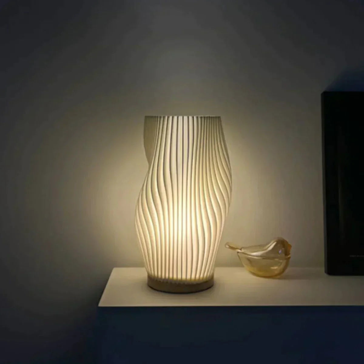 CalmGlow – Elegante Wave-Tischlampe