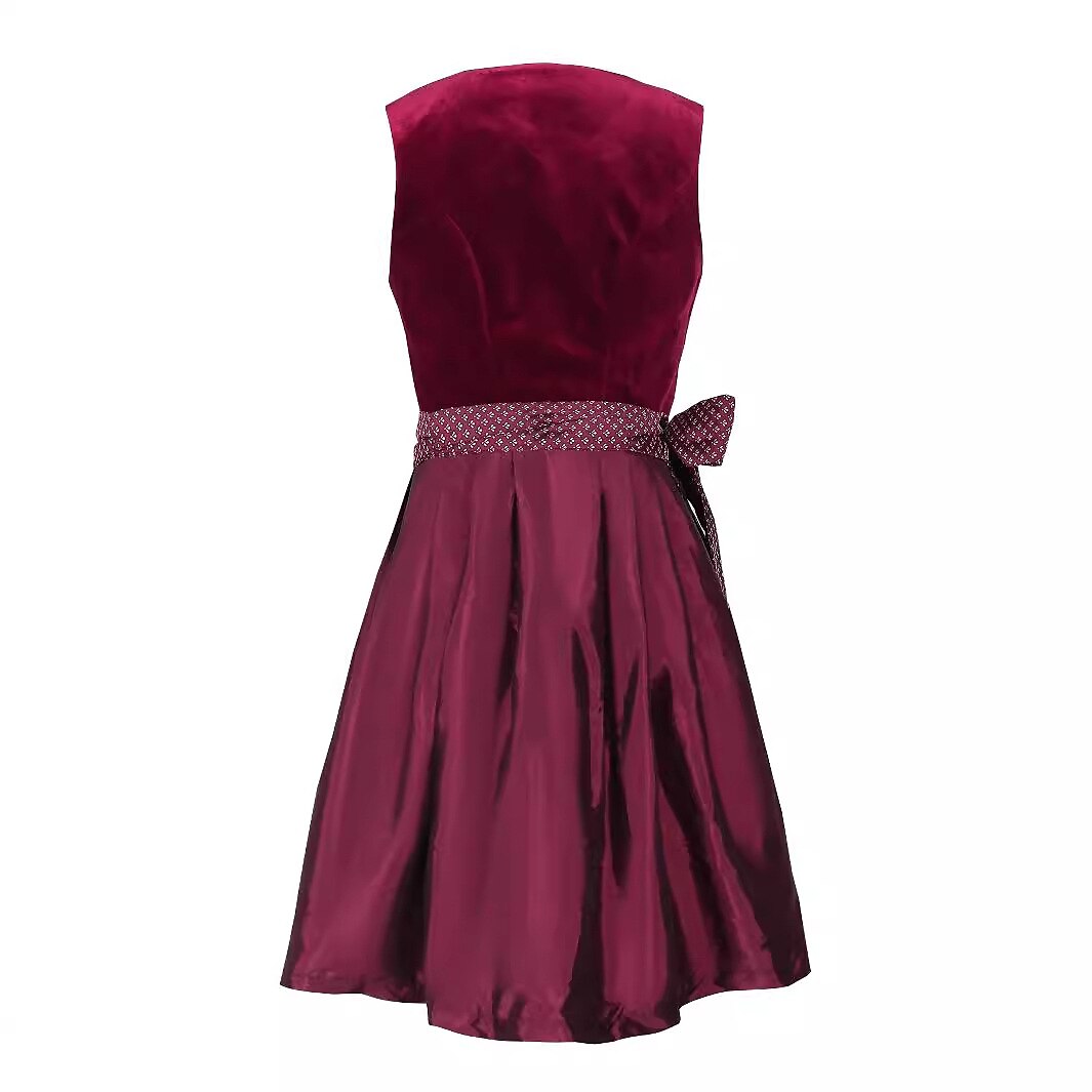 Black traditional dress with floral embroidery – vintage dirndl with apron for Oktoberfest 2