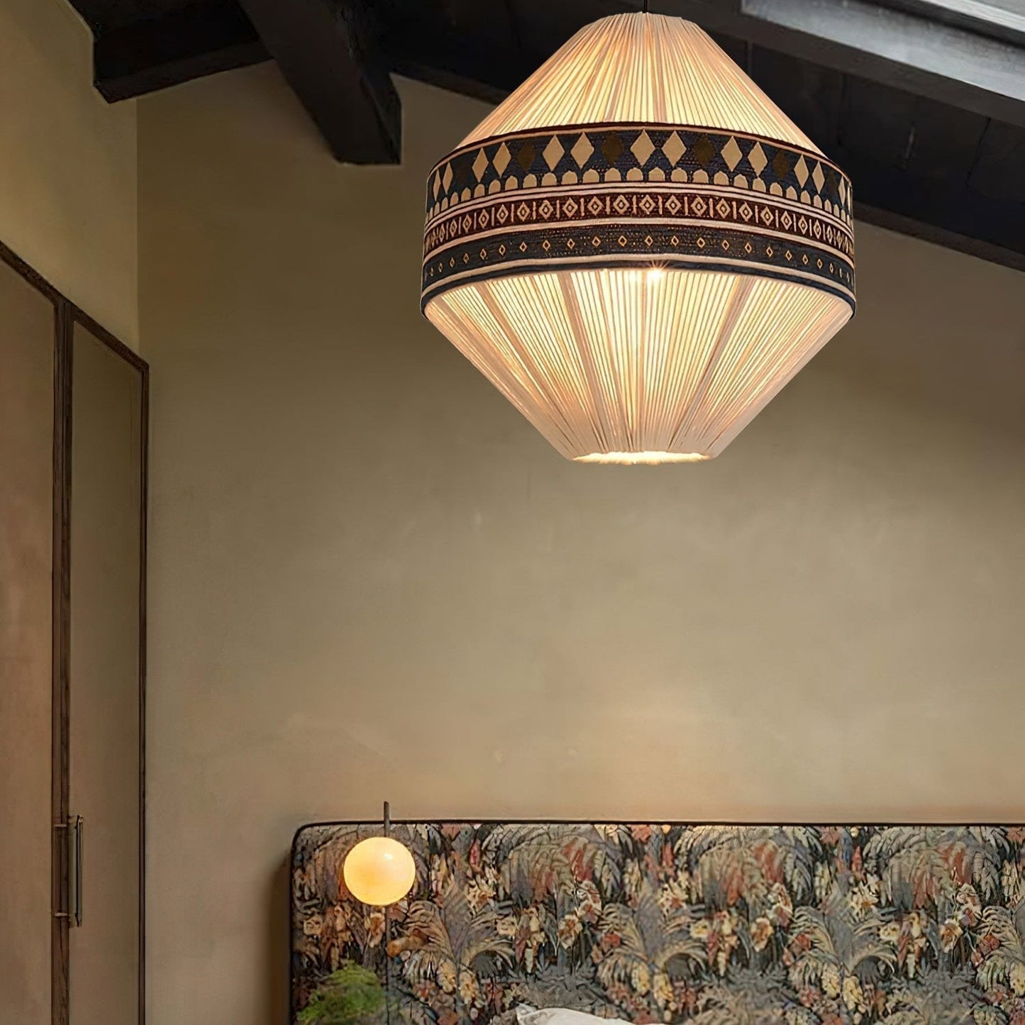 BohoFringe – Artistic Pendant Lamp with Flowing Fringes for Bohemian Charm