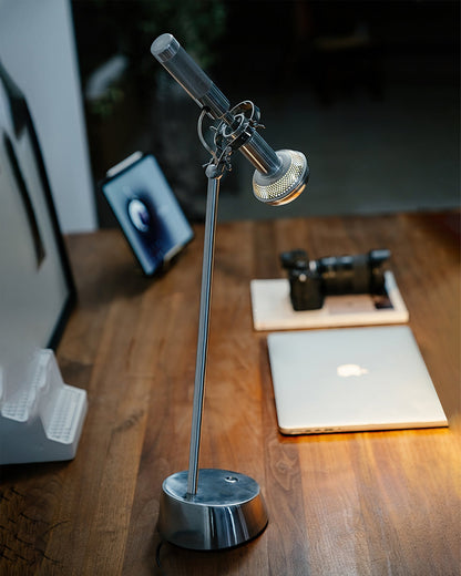 IronLume – Lampada da Tavolo Industriale in Metallo Elegante
