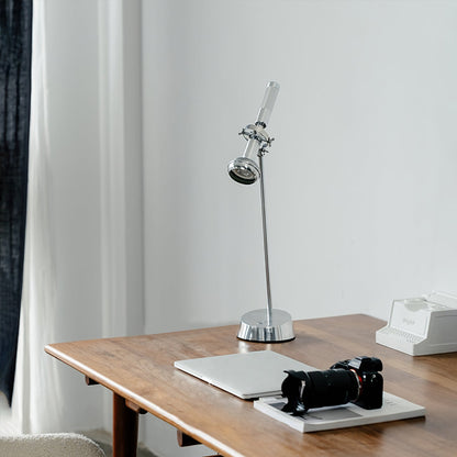 IronLume – Lampada da Tavolo Industriale in Metallo Elegante