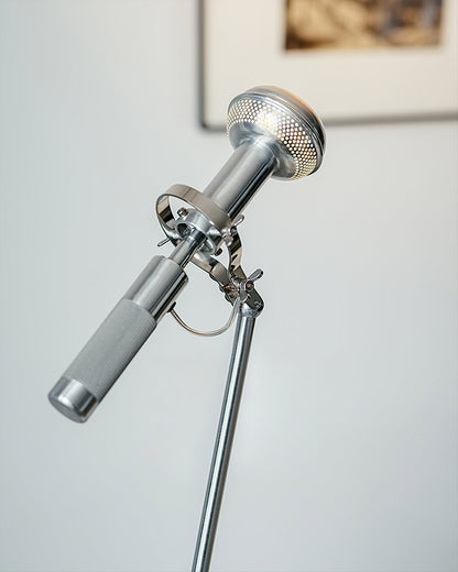 IronLume – Lampada da Tavolo Industriale in Metallo Elegante