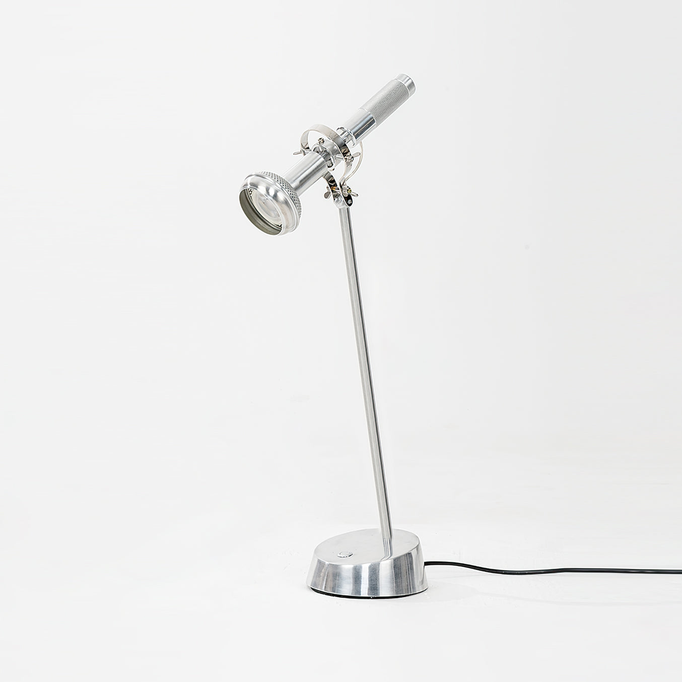 IronLume – Lampada da Tavolo Industriale in Metallo Elegante