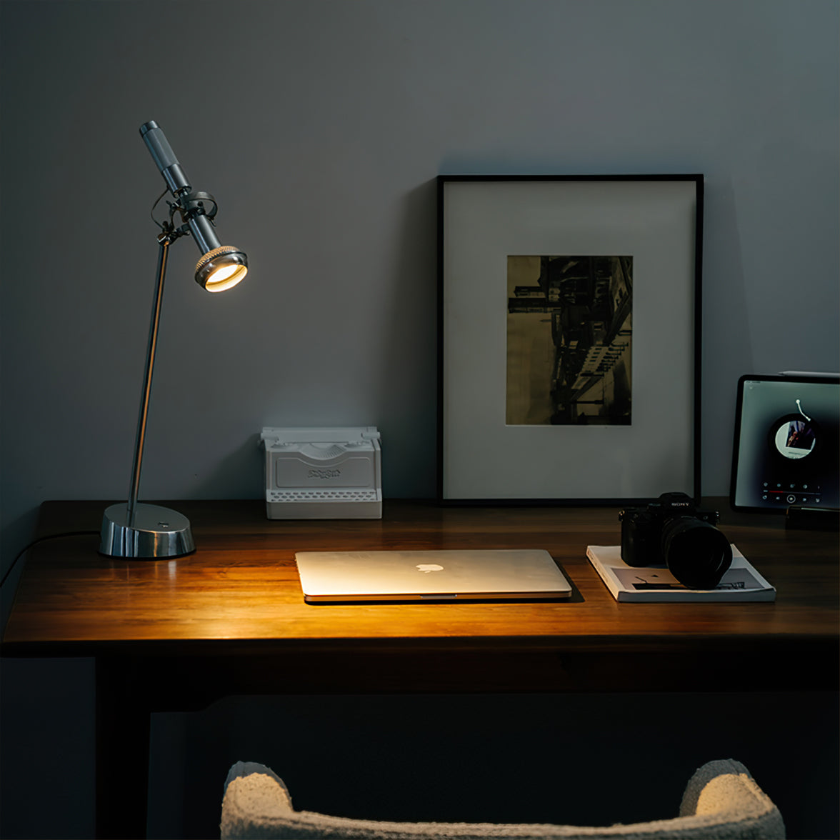 IronLume – Lampada da Tavolo Industriale in Metallo Elegante