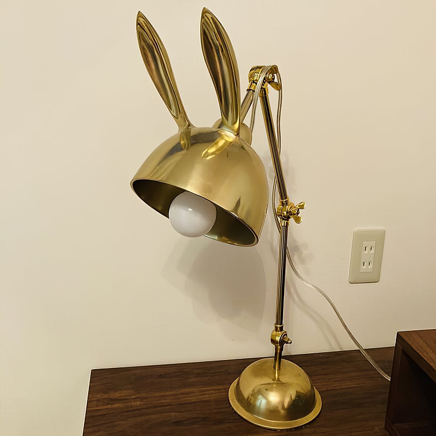 HareLuxe – Lampada da Tavolo con Orecchie di Coniglio Dorate