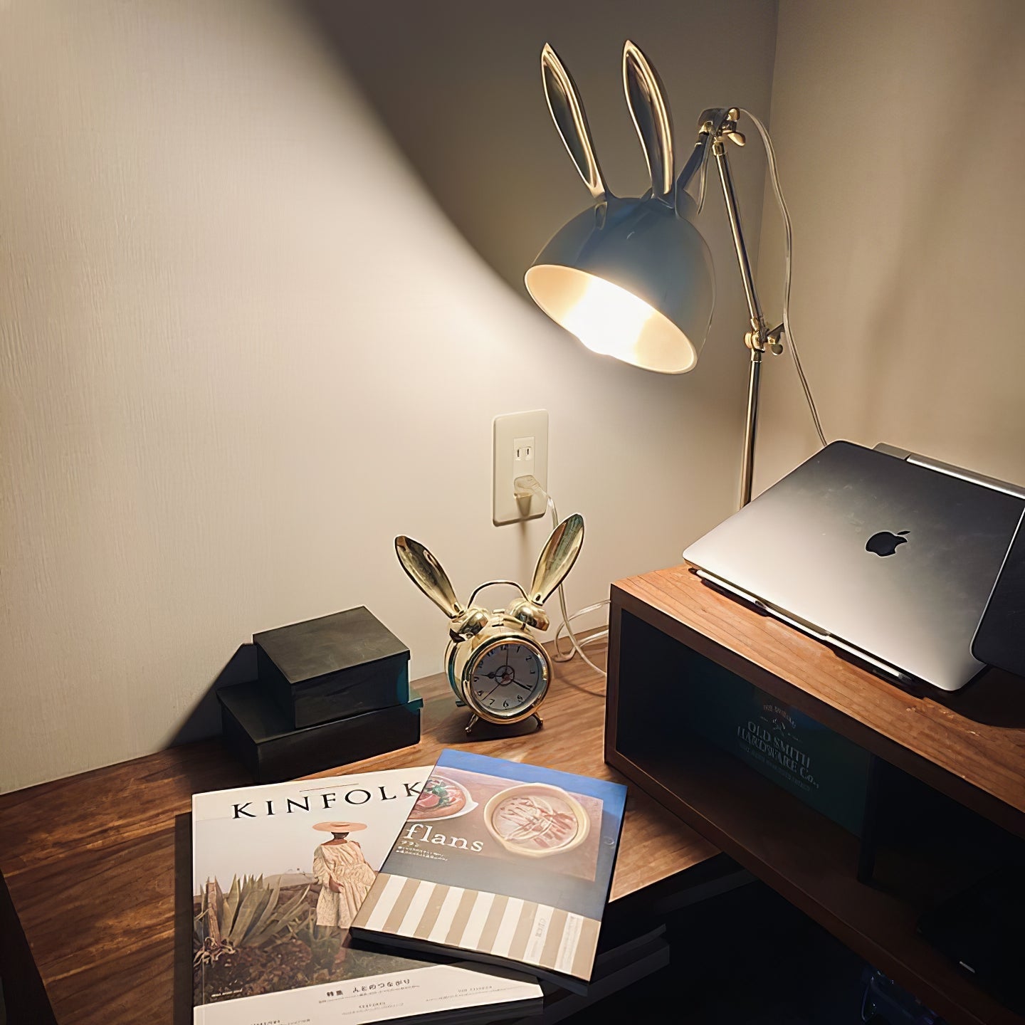 HareLuxe – Lampada da Tavolo con Orecchie di Coniglio Dorate
