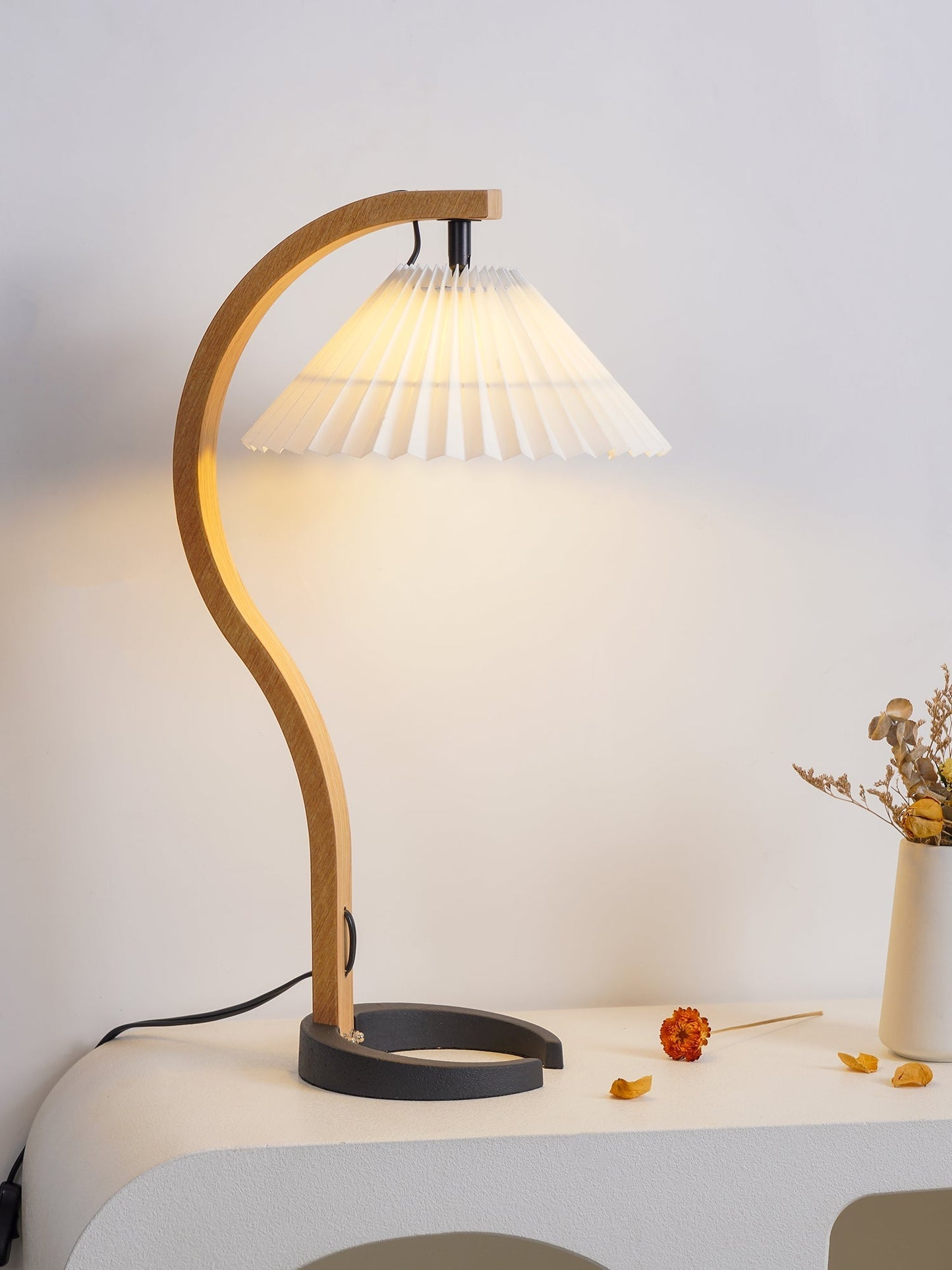 CapriGlow – Refined Scandinavian Table Lamp