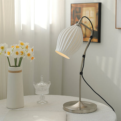 LumeCurve – Lámpara de Mesa de Cerámica Elegante con Textura Estriada