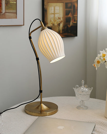 LumeCurve – Lámpara de Mesa de Cerámica Elegante con Textura Estriada
