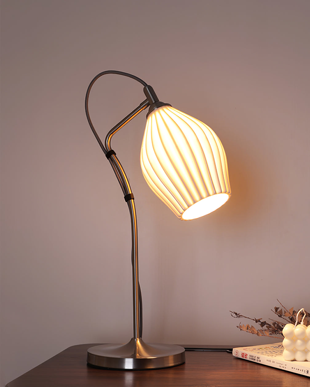 LumeCurve – Lámpara de Mesa de Cerámica Elegante con Textura Estriada