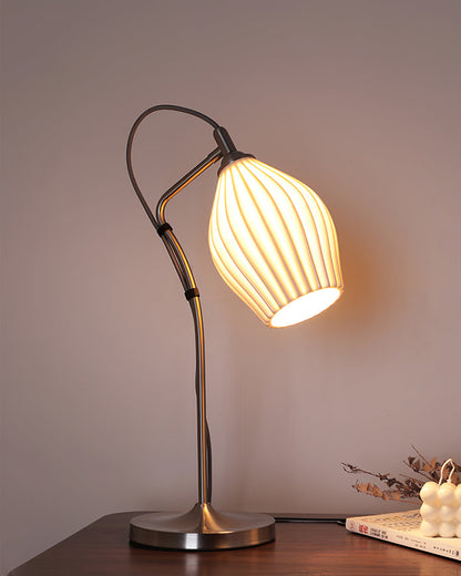 LumeCurve – Lámpara de Mesa de Cerámica Elegante con Textura Estriada