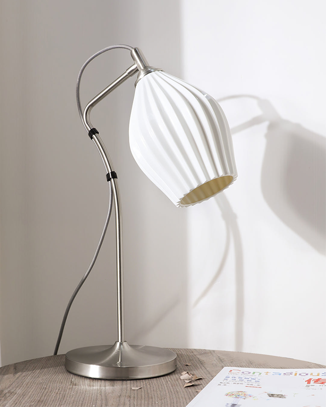 LumeCurve – Lámpara de Mesa de Cerámica Elegante con Textura Estriada