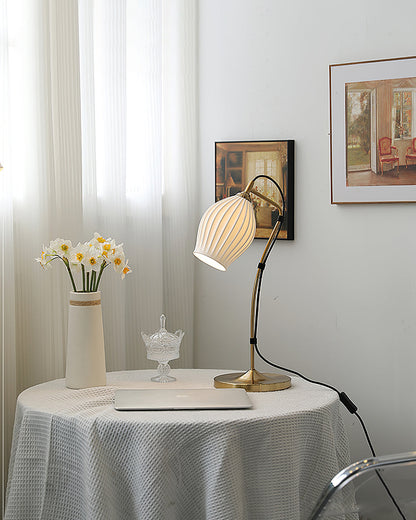 LumeCurve – Lámpara de Mesa de Cerámica Elegante con Textura Estriada