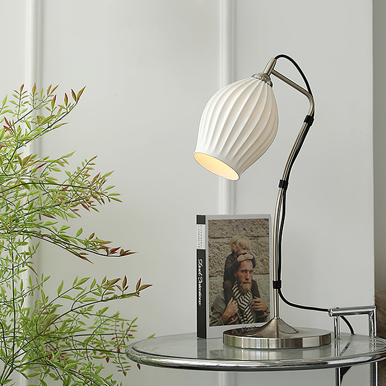 LumeCurve – Lámpara de Mesa de Cerámica Elegante con Textura Estriada