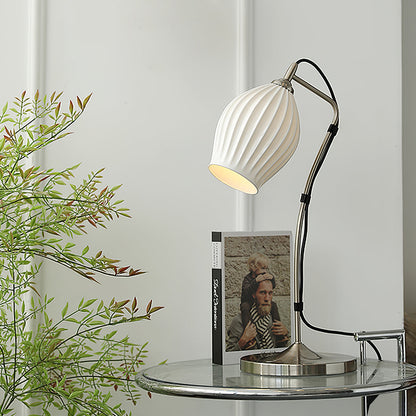 LumeCurve – Lámpara de Mesa de Cerámica Elegante con Textura Estriada