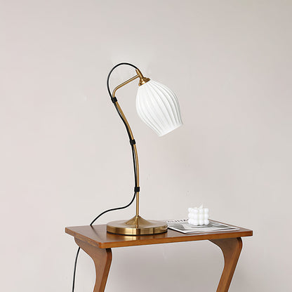 LumeCurve – Lámpara de Mesa de Cerámica Elegante con Textura Estriada