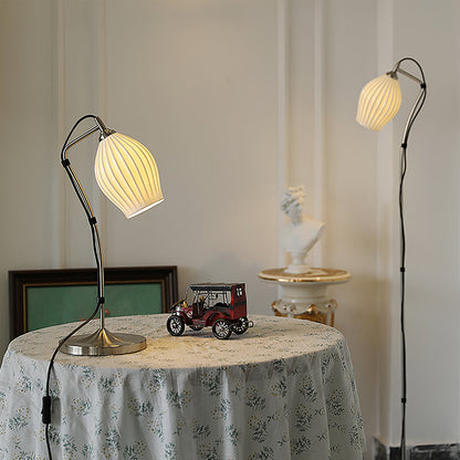 LumeCurve – Lámpara de Mesa de Cerámica Elegante con Textura Estriada