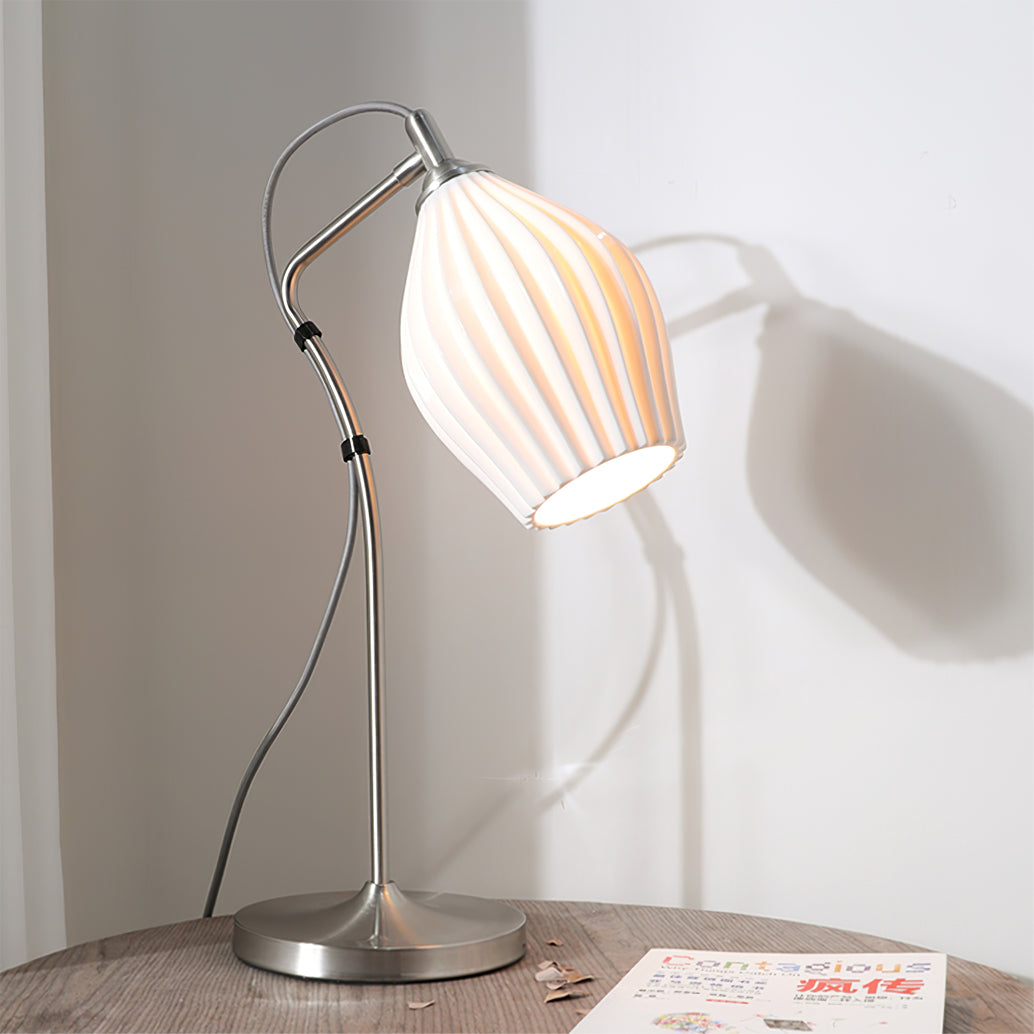 LumeCurve – Lámpara de Mesa de Cerámica Elegante con Textura Estriada