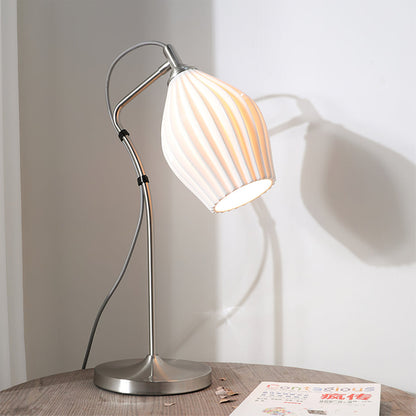 LumeCurve – Lámpara de Mesa de Cerámica Elegante con Textura Estriada