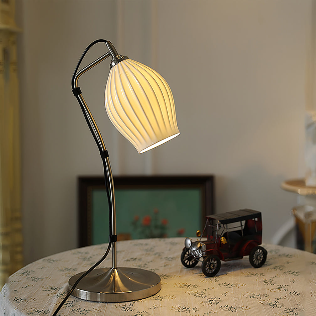 LumeCurve – Lámpara de Mesa de Cerámica Elegante con Textura Estriada