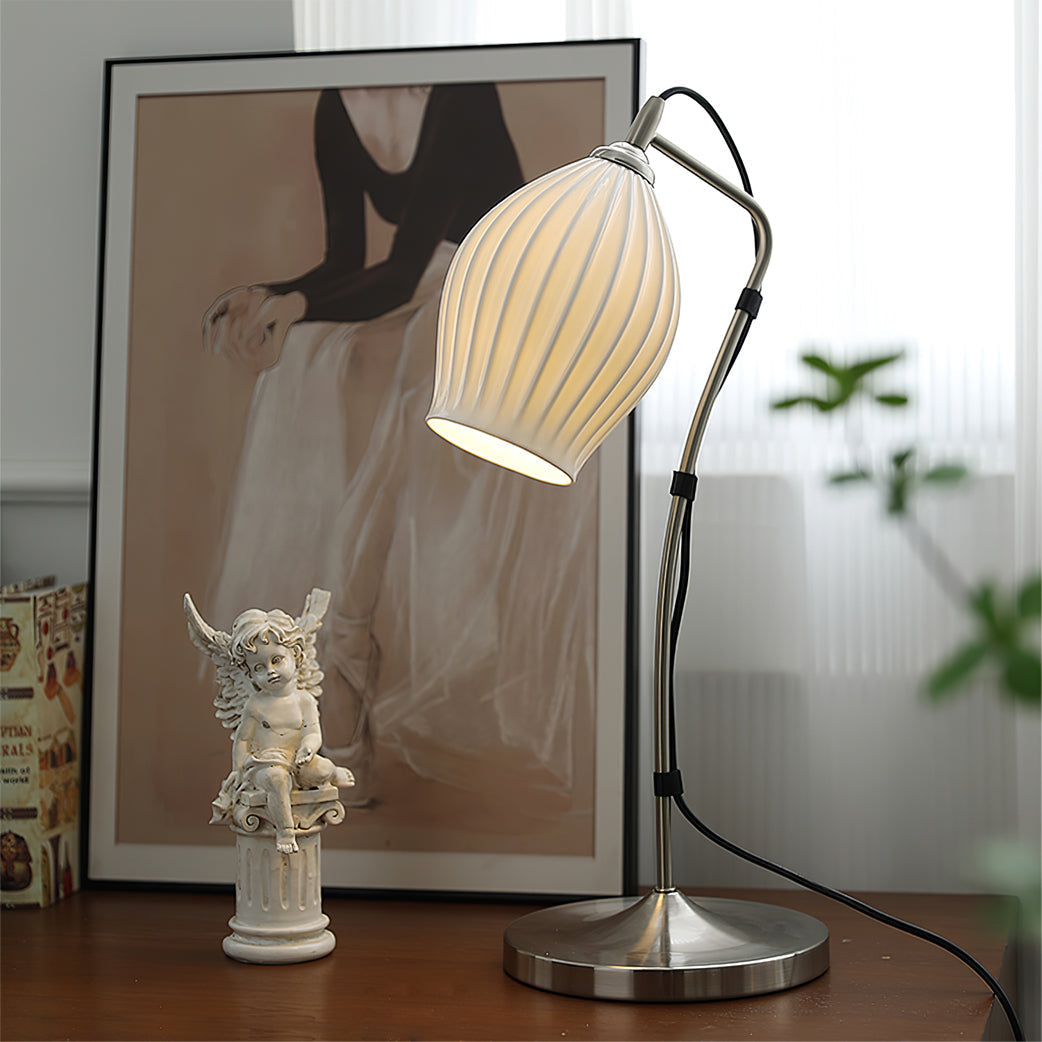 LumeCurve – Lámpara de Mesa de Cerámica Elegante con Textura Estriada