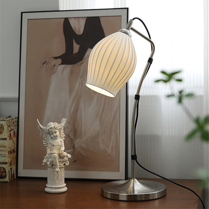 LumeCurve – Lámpara de Mesa de Cerámica Elegante con Textura Estriada