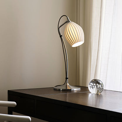 LumeCurve – Lámpara de Mesa de Cerámica Elegante con Textura Estriada