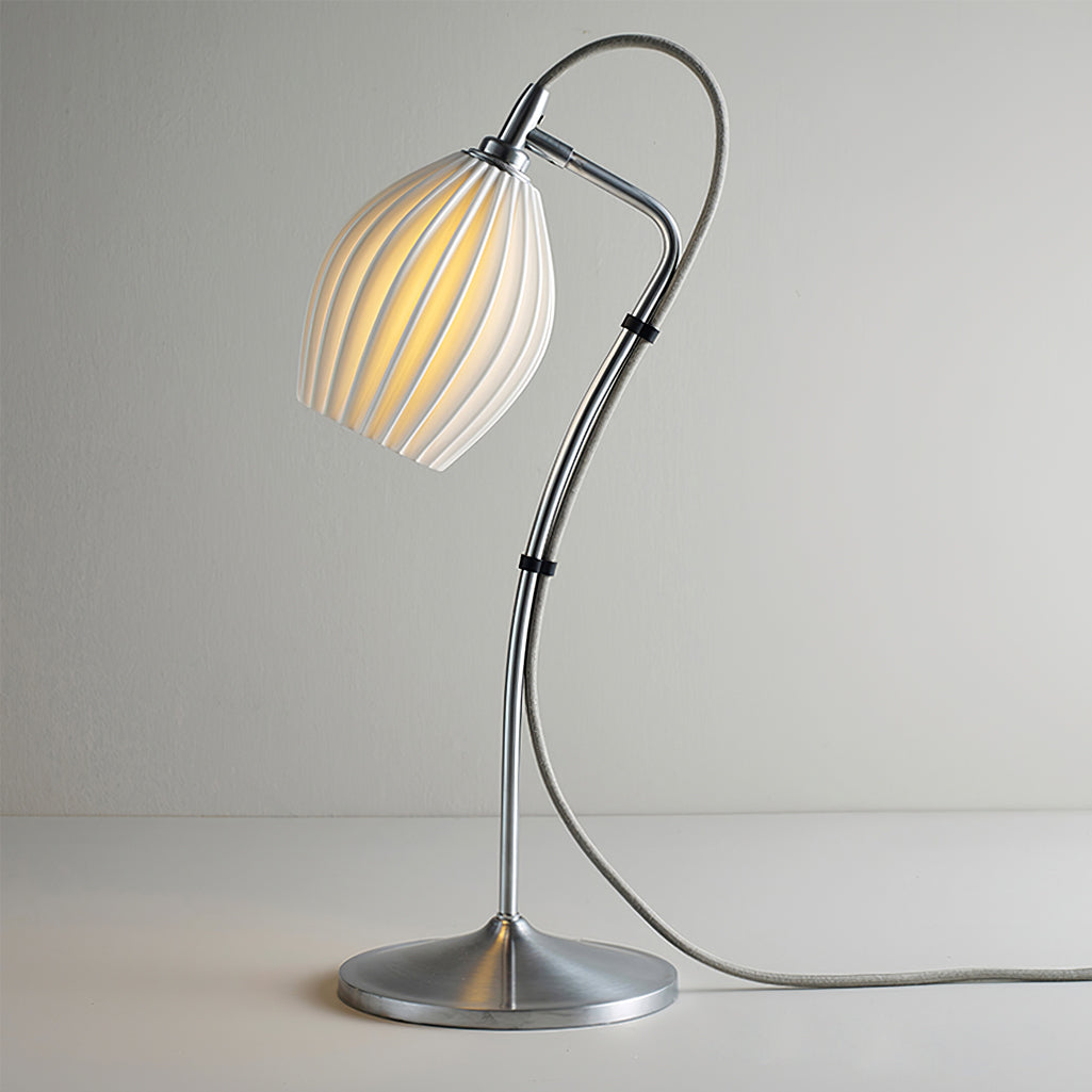 LumeCurve – Lámpara de Mesa de Cerámica Elegante con Textura Estriada